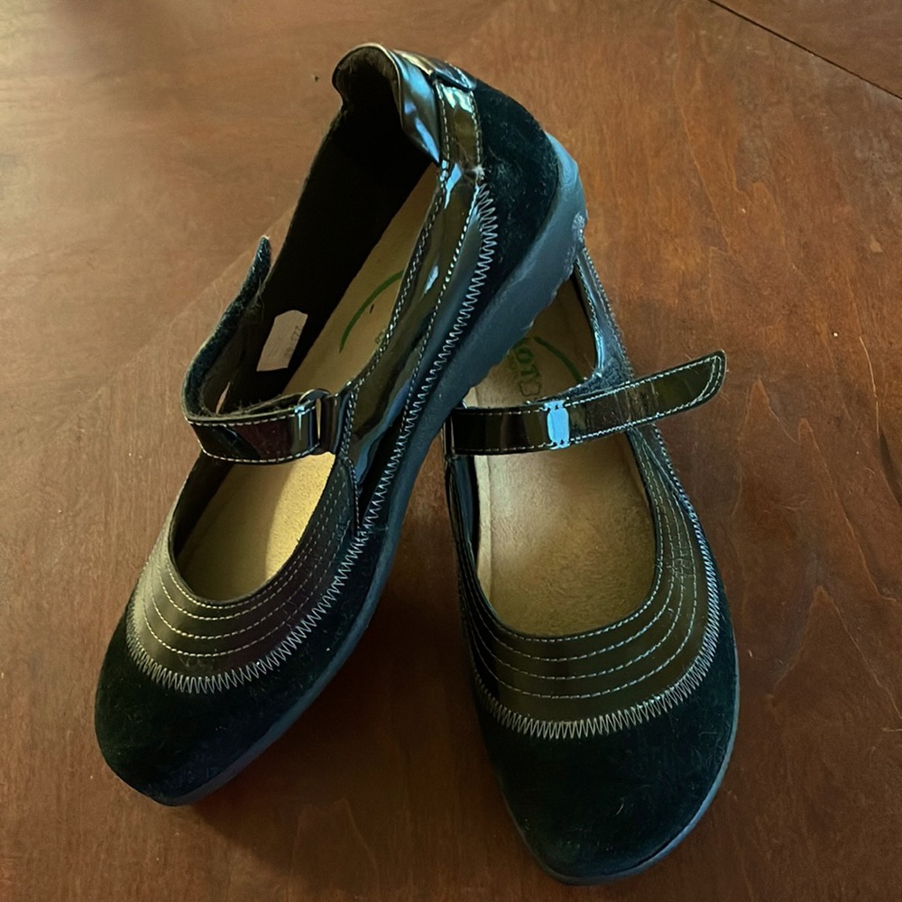 NWOB Naot Mary Janes 39
